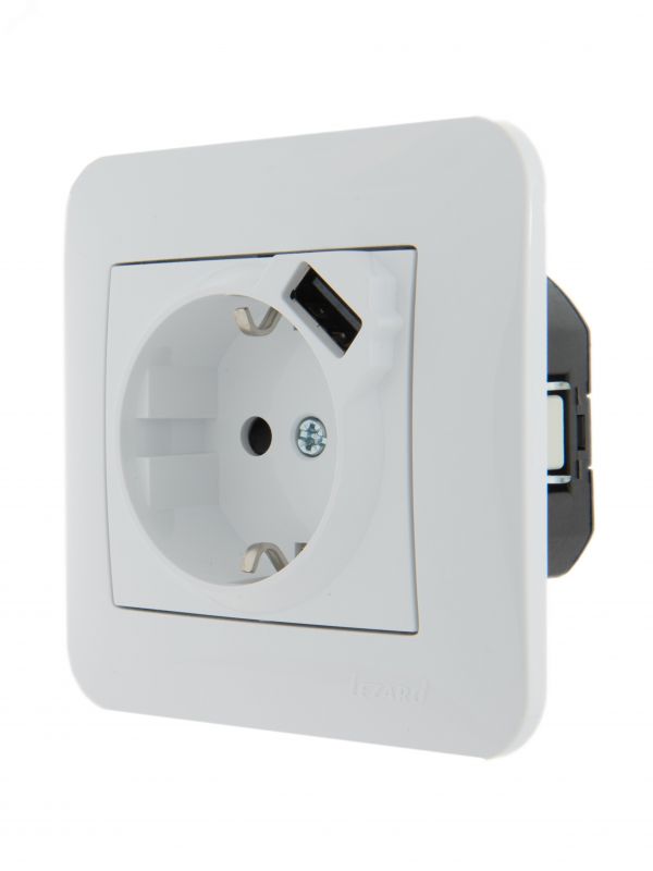 KARINA Розетка с/з + USB разъём белая (10шт/120шт)