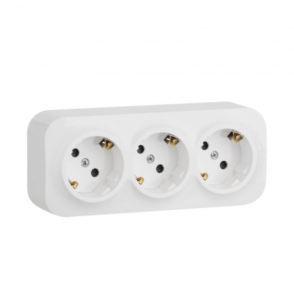 Розетка 3-местная для открытой установки с заземлением с защитными шторками с предварительным подключением 16А белый QUTEO