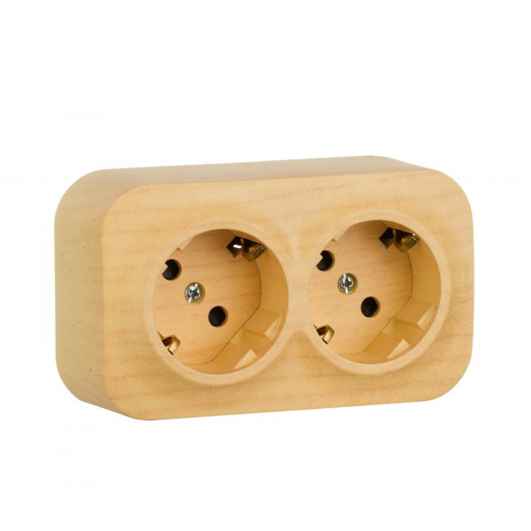 Розетка 2-местная для открытой установки с заземлением с защитными шторками с предварительным подключением 16А дерево QUTEO