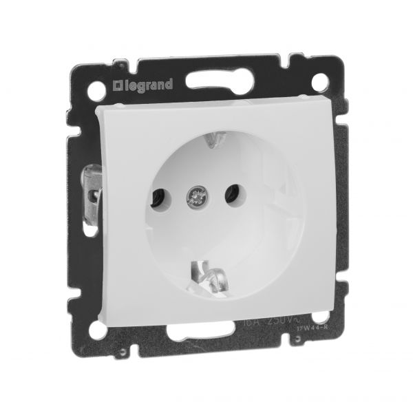 Розетка 1-местная с заземлением без защитных шторок 16А белый VALENA