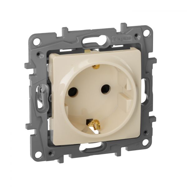 Розетка 1-местная с заземлением с защитными шторками 16А слоновая кость ETIKA