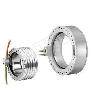 МОМЕНТНЫЙ ДВИГАТЕЛЬ, ВНЕШНЯЯ РУБАШКА ОХЛАЖДЕНИЯ, ТАНГЕНЦИАЛЬНЫЙ ОТВОД КАБЕЛЯ, ДИАМЕТР 385MM, ДЛИНА 210MM, МАКС МОМЕНТ 1420НМ,  МАКС ЧИСЛО ОБОРОТОВ 190ОБ/МИН, МАКС ТОК 100А, ПРИ ИСПОЛЬЗОВАНИИ ПРЯМЫХ ДВИГАТЕЛЕЙ В ВИЛЬЧАТЫХ ГОЛОВКАХ ДЛЯ СТАНКОВ ИЛИ